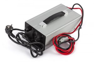 купить зарядное устройство интеллектуальное для li литиевых аккумуляторов 24v100ah в Пскове